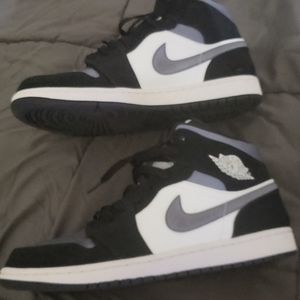 Nike jordans se mid
